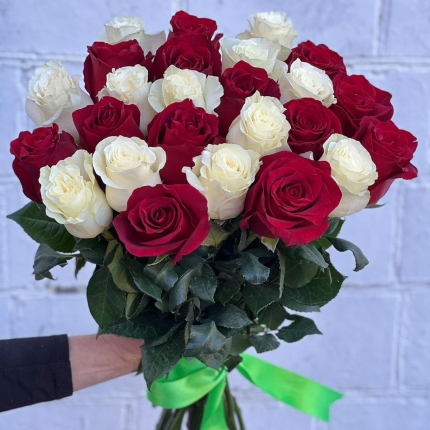 Букет «Баланс» из красных и белых роз - купить с доставкой в по Ямному