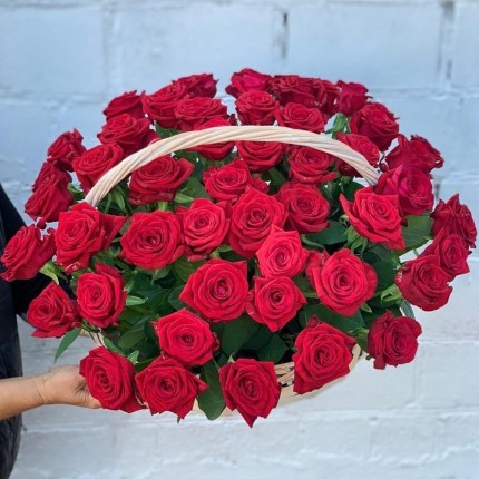 Корзинка "Моей королеве" из красных роз с доставкой в по Ямному